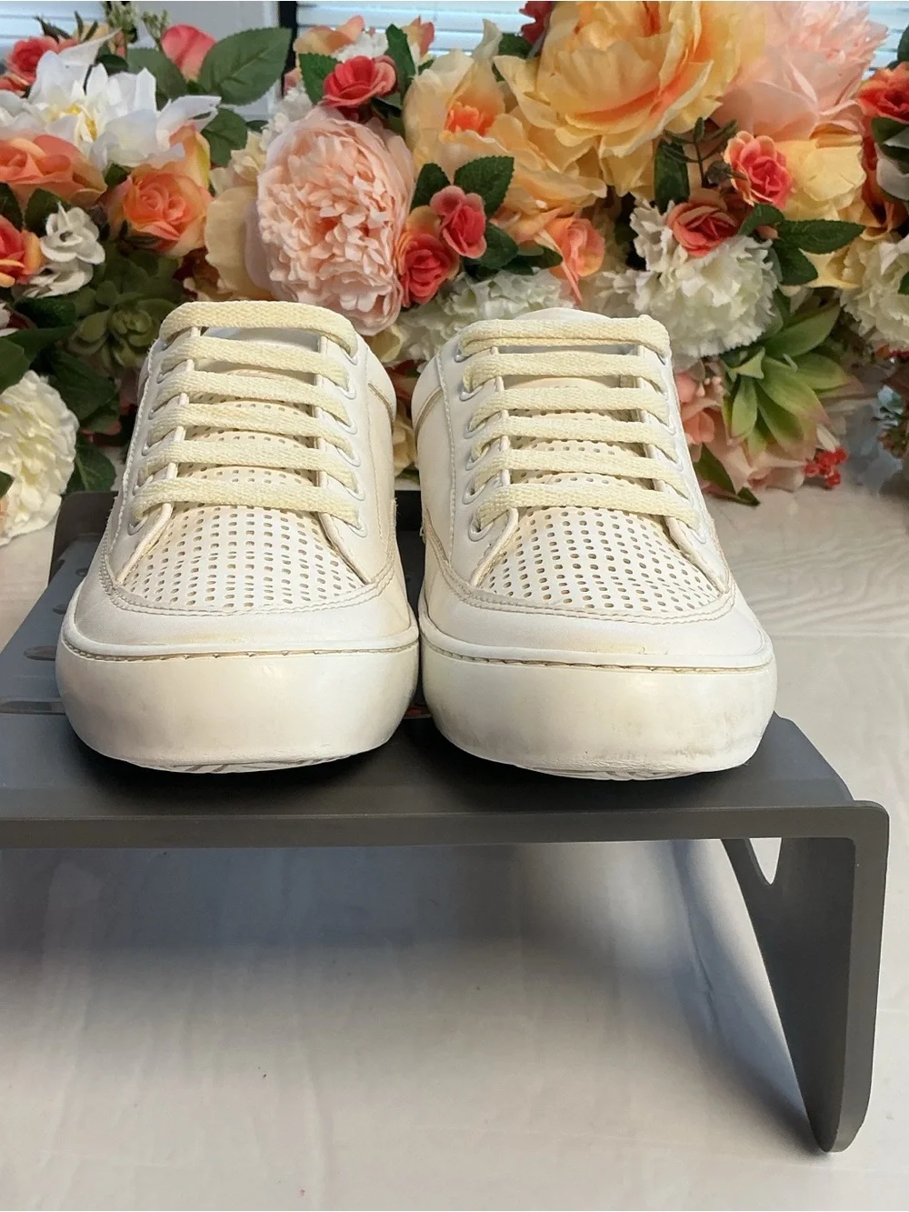 Banana Republic Perforated Sneaker Burnt White Lace-Up Casual Shoes 7.5